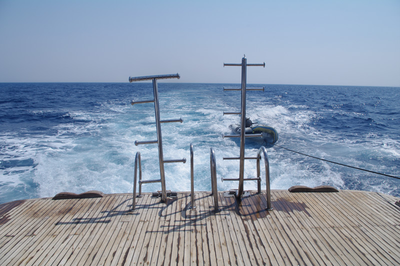 Heck des Ausflugsbootes mit Einstiegsleitern zum Schnorcheln bei der Delfintour Hurghada